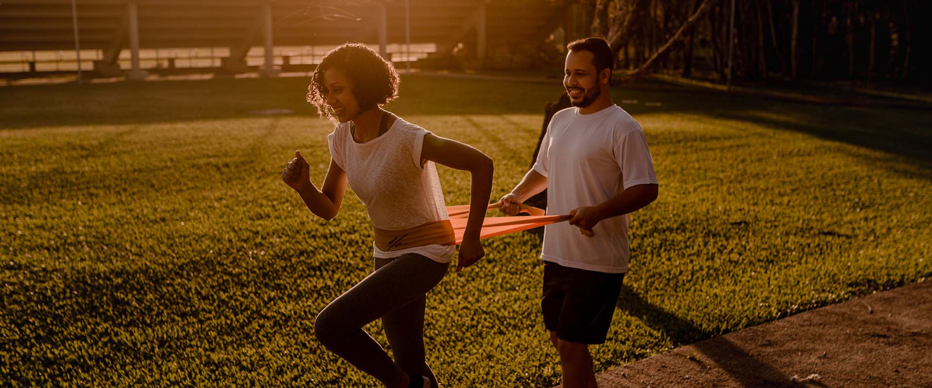 Exercício em casa: saiba os benefícios de usar a faixa elástica
